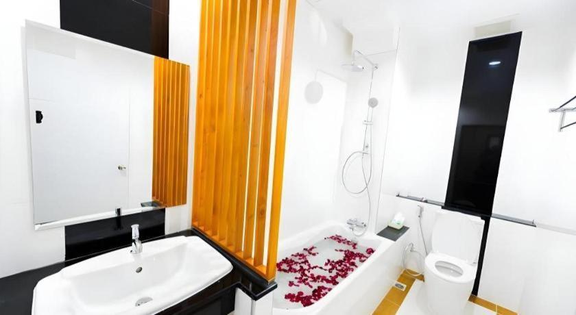 Gt Residence Hotel Buriram Exterior foto